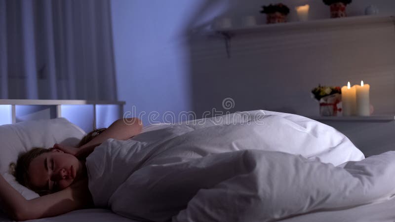 Vrij vrouwelijke slaap diep in bed bij nacht, die na harde werkdag rusten stock foto's Vrij vrouwelijke slaap diep in bed bij nacht, die na harde werkdag rusten stock foto's