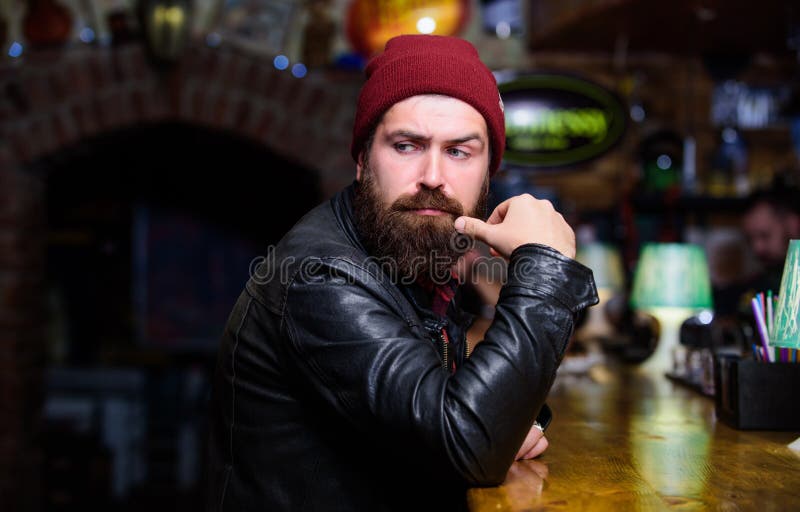 Vrijdag avond De bar ontspant plaats om drank te hebben en te ontspannen De mens met baard besteedt vrije tijd in donkere bar Bru royalty-vrije stock foto Vrijdag avond De bar ontspant plaats om drank te hebben en te ontspannen De mens met baard besteedt vrije tijd in donkere bar Bru royalty-vrije stock foto