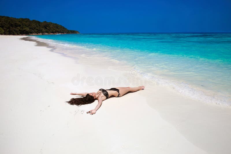 Vrije Gelukkige Vrouw die van tropische strandaard genieten wellness Trave royalty-vrije stock afbeelding Vrije Gelukkige Vrouw die van tropische strandaard genieten wellness Trave royalty-vrije stock afbeelding