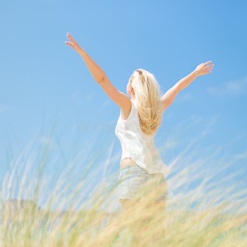 Vrije Gelukkige Vrouw die van Zon op Vakanties genieten stock foto Vrije Gelukkige Vrouw die van Zon op Vakanties genieten stock foto