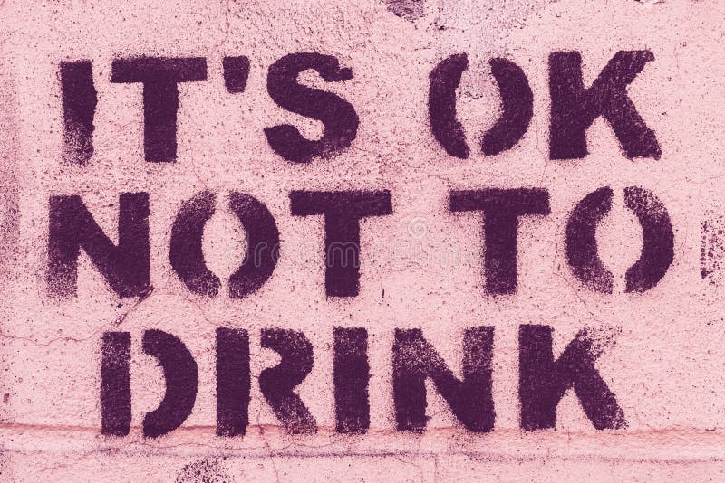 Vrijheid van het drinken Inschrijving van purpere blokletters op een roze muur - het is o.k. niet om te drinken slogan Concept al stock illustratie Vrijheid van het drinken Inschrijving van purpere blokletters op een roze muur - het is o.k. niet om te drinken slogan Concept al stock illustratie