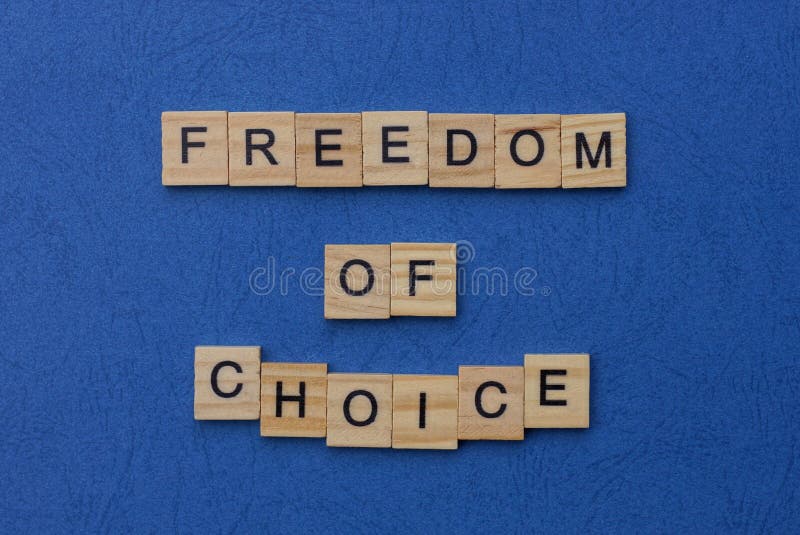 Vrijheid van keuze uit bruine houten letters