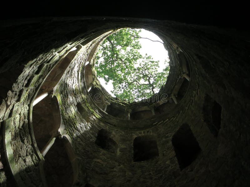 Vrijmetselaars- initiatie goed in Quinta de Regaleira stock afbeelding Vrijmetselaars- initiatie goed in Quinta de Regaleira stock afbeelding