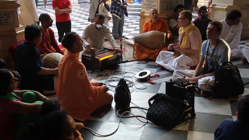 Foto de Festival Hare Krishna Na Avenisa Paulista São Paulo Brasil  Celebrando A Cultura Indiana Com Danças E Música e mais fotos de stock de  Adulto - iStock