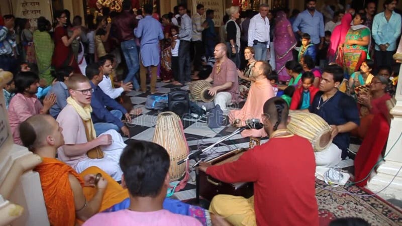 Foto de Festival Hare Krishna Na Avenisa Paulista São Paulo Brasil  Celebrando A Cultura Indiana Com Danças E Música e mais fotos de stock de  Adulto - iStock