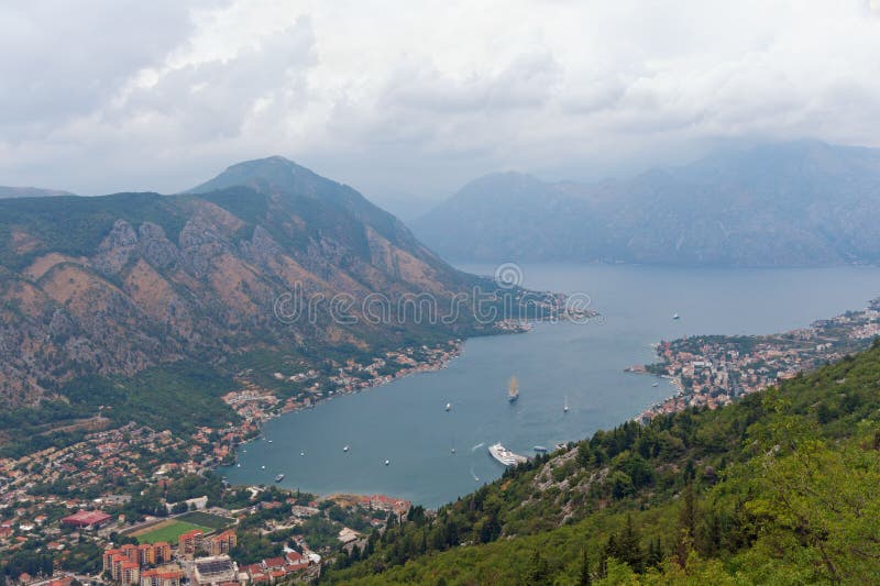 Vrmacberg en Baai van Kotor montenegro royalty-vrije stock foto Vrmacberg en Baai van Kotor montenegro royalty-vrije stock foto