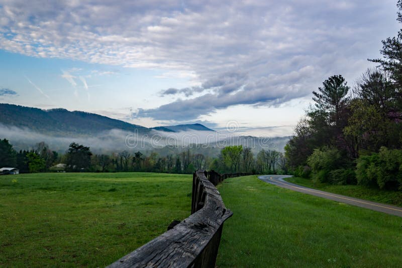 Vroeg Ochtendweergeven van Blauwe Ridge Mountains en de Hemel Virginia, de V.S. royalty-vrije stock fotografie Vroeg Ochtendweergeven van Blauwe Ridge Mountains en de Hemel Virginia, de V.S. royalty-vrije stock fotografie