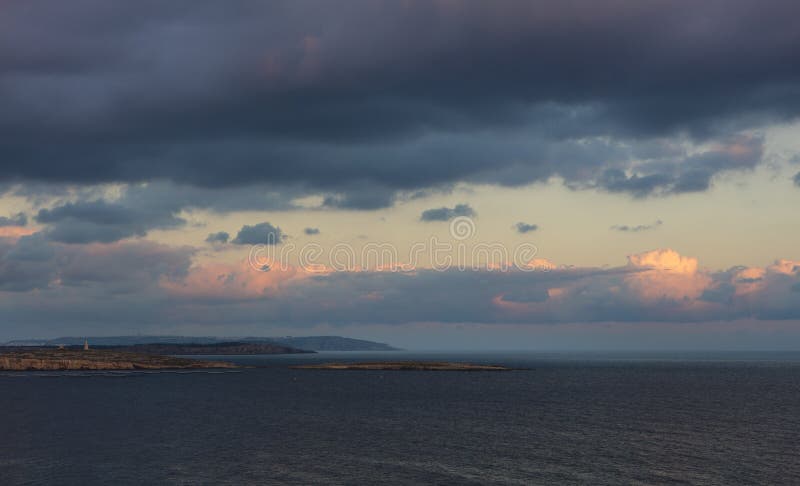 Vroege Avondhemel over de Baai van Malta stock fotografie Vroege Avondhemel over de Baai van Malta stock fotografie