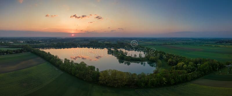 Vroege nevelige ochtend, zonsopgang over meer Lucht Mening stock foto Vroege nevelige ochtend, zonsopgang over meer Lucht Mening stock foto