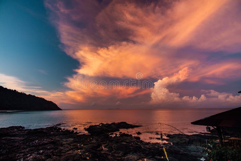 Vroege ochtend, zonsopgang over overzees Roze magische zonsondergang op het Eiland Lanta, royalty-vrije stock afbeeldingen Vroege ochtend, zonsopgang over overzees Roze magische zonsondergang op het Eiland Lanta, royalty-vrije stock afbeeldingen
