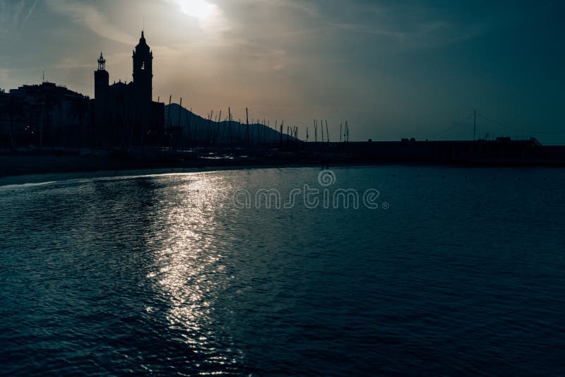 Vroege ochtendmening van de kust in Sitges-stad dichtbij Barcelona in Catalonië, Spanje met Parroquia DE Sant Bartomeu i Santa Te stock foto Vroege ochtendmening van de kust in Sitges-stad dichtbij Barcelona in Catalonië, Spanje met Parroquia DE Sant Bartomeu i Santa Te stock foto