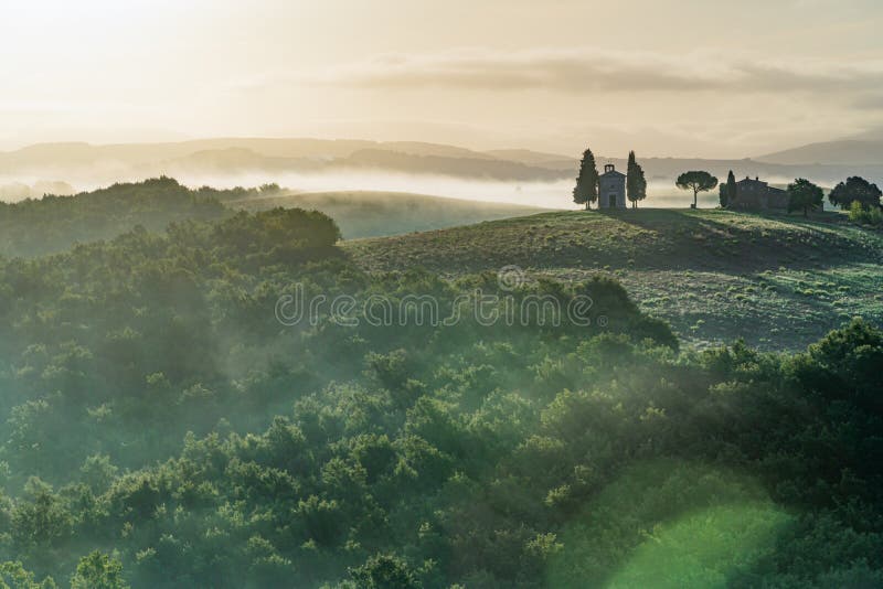 Vroege voorjaarsochtend in Toscane, Italië stock afbeeldingen Vroege voorjaarsochtend in Toscane, Italië stock afbeeldingen