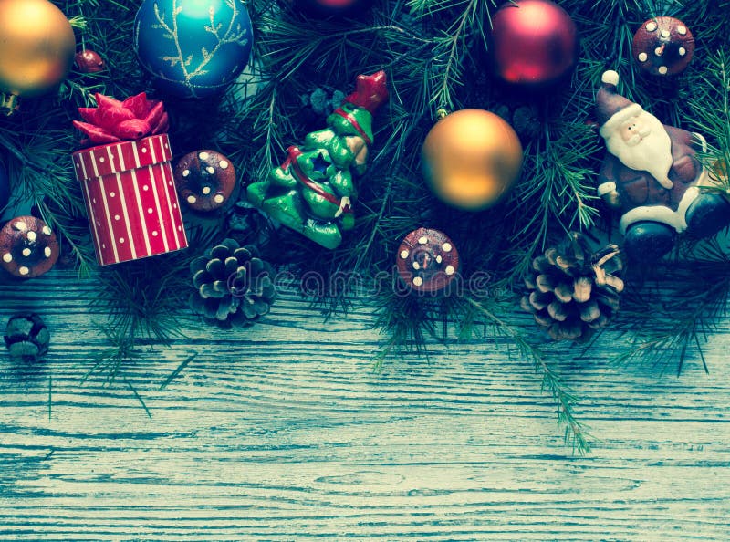 Vrolijk Kerstmiskader met echte houten en kleurrijke snuisterijen stock afbeelding Vrolijk Kerstmiskader met echte houten en kleurrijke snuisterijen stock afbeelding