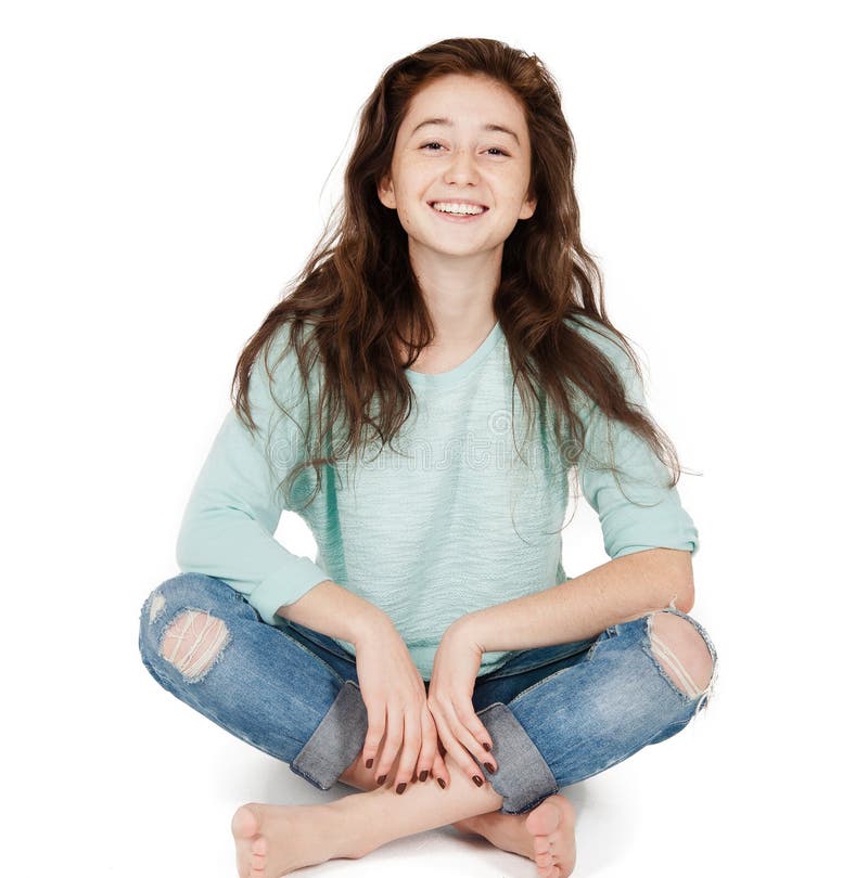 Vrolijk leuk tienermeisje 17-18 die jaar, op een witte backgro wordt geïsoleerd stock foto's Vrolijk leuk tienermeisje 17-18 die jaar, op een witte backgro wordt geïsoleerd stock foto's