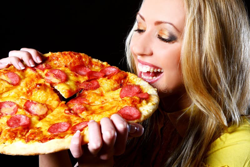 Vrolijk meisje dat pizza eet royalty-vrije stock foto's Vrolijk meisje dat pizza eet royalty-vrije stock foto's