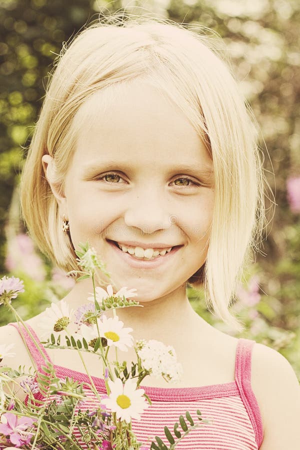 Vrolijk meisje met wilde de zomerbloemen royalty-vrije stock afbeeldingen Vrolijk meisje met wilde de zomerbloemen royalty-vrije stock afbeeldingen