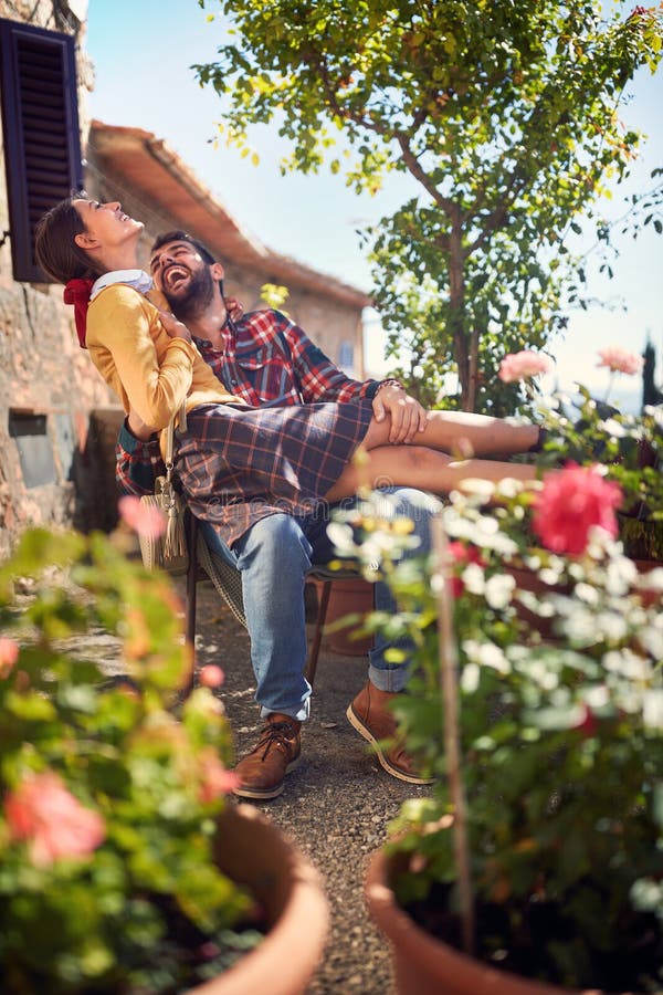Vrolijk mens en meisje die vakantie van tijd genieten stock afbeeldingen Vrolijk mens en meisje die vakantie van tijd genieten stock afbeeldingen