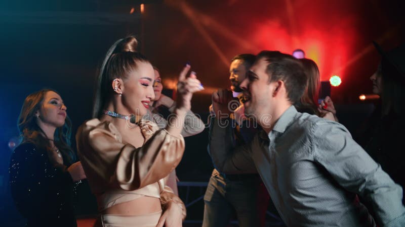 Vrolijk modepaar plezier met dansen op feestdans discotheque nachtclub