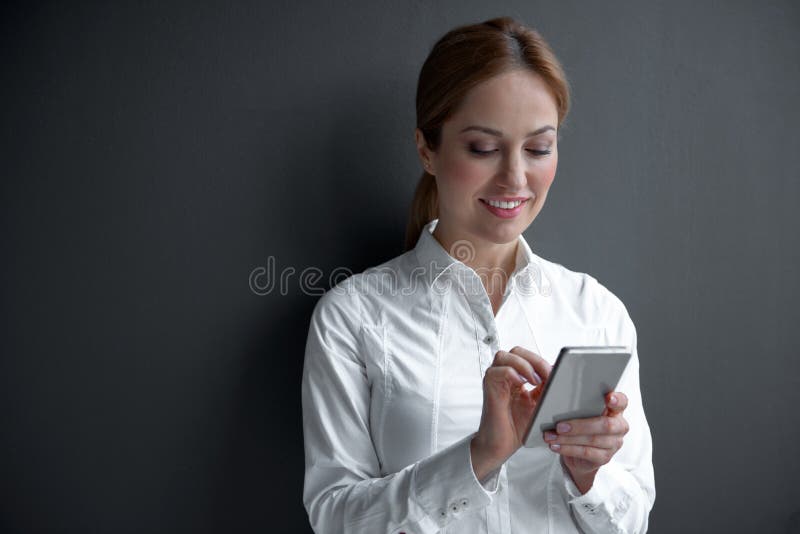 Vrolijk wijfje die in mobiel nota nemen van stock afbeelding Vrolijk wijfje die in mobiel nota nemen van stock afbeelding