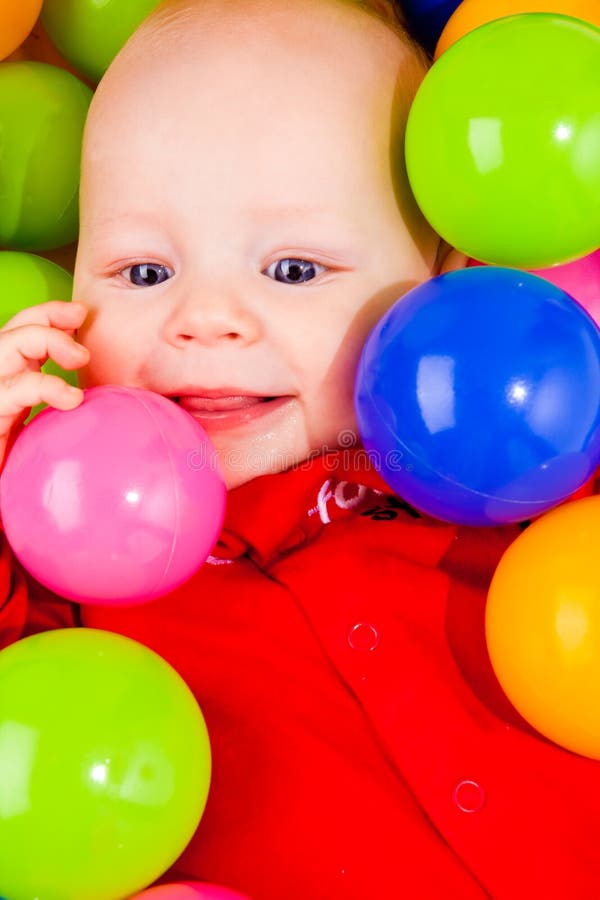 Vrolijke baby met ballen stock foto Vrolijke baby met ballen stock foto