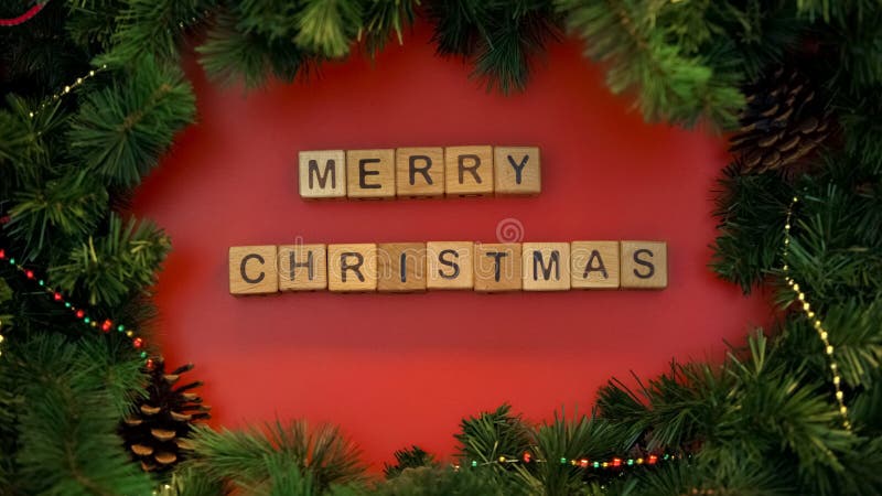 Vrolijke die Kerstmisuitdrukking van houten kubussen, feestelijke stemming, vakantievieringen wordt gemaakt royalty-vrije stock foto Vrolijke die Kerstmisuitdrukking van houten kubussen, feestelijke stemming, vakantievieringen wordt gemaakt royalty-vrije stock foto