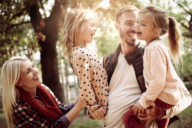 Vrolijke familie samen in park die in aard genieten van stock afbeeldingen Vrolijke familie samen in park die in aard genieten van stock afbeeldingen