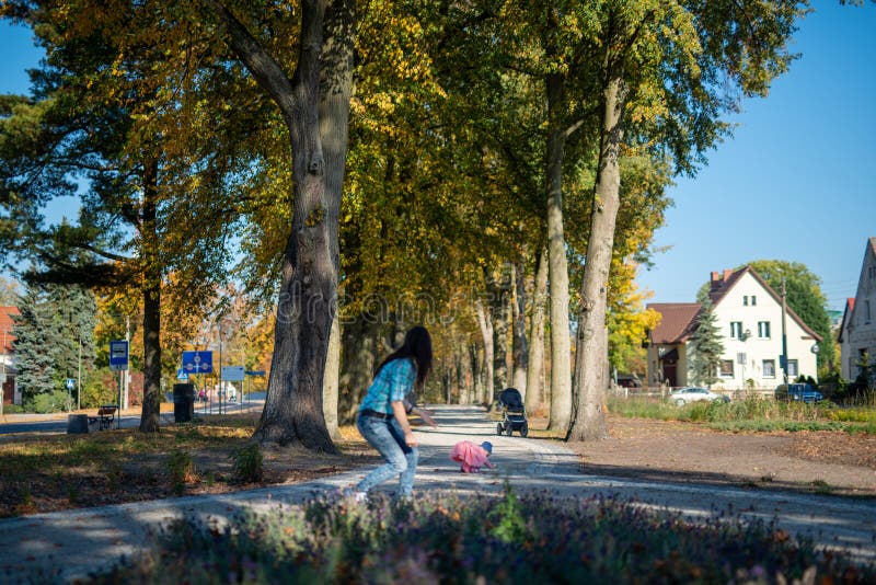 vrolijke familiemoeder en kindje kleindochter die in de herfst loopt en speelt royalty-vrije stock fotografie vrolijke familiemoeder en kindje kleindochter die in de herfst loopt en speelt royalty-vrije stock fotografie