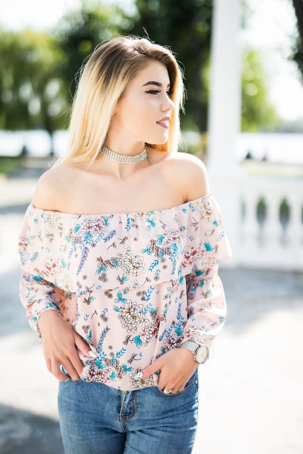 Vrolijke glimlachende jonge vrouw op straat Het mooie verse kijken in openlucht leuk blondemeisje royalty-vrije stock afbeelding Vrolijke glimlachende jonge vrouw op straat Het mooie verse kijken in openlucht leuk blondemeisje royalty-vrije stock afbeelding