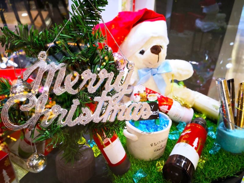 Vrolijke Kerstmis en Gelukkig Nieuwjaar Teddybeerpop en velen stuk speelgoed royalty-vrije stock fotografie Vrolijke Kerstmis en Gelukkig Nieuwjaar Teddybeerpop en velen stuk speelgoed royalty-vrije stock fotografie