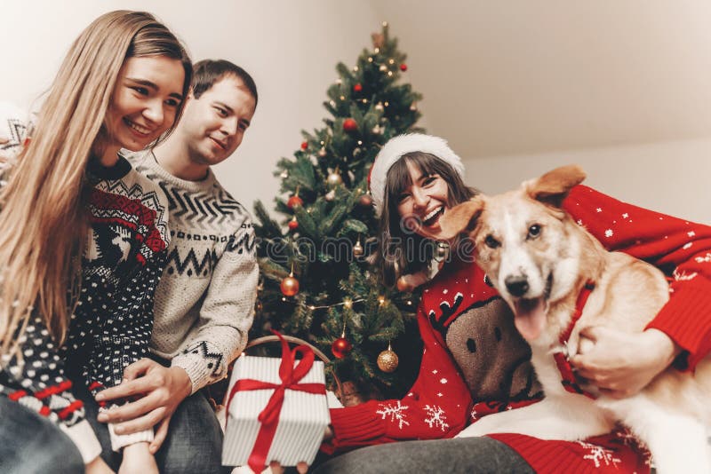 Vrolijke Kerstmis en gelukkig Nieuwjaarconcept modieuze hipsterfami royalty-vrije stock afbeelding Vrolijke Kerstmis en gelukkig Nieuwjaarconcept modieuze hipsterfami royalty-vrije stock afbeelding
