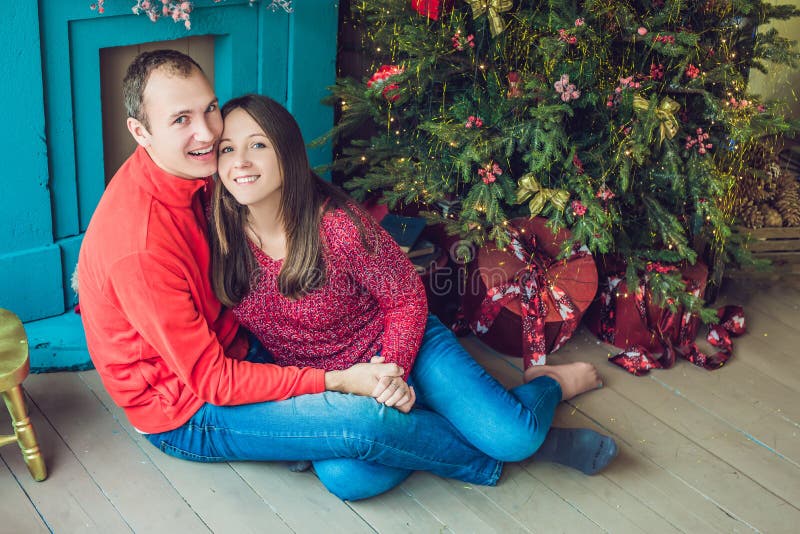 Vrolijke Kerstmis Jonge paar het vieren Kerstmis thuis royalty-vrije stock foto's Vrolijke Kerstmis Jonge paar het vieren Kerstmis thuis royalty-vrije stock foto's