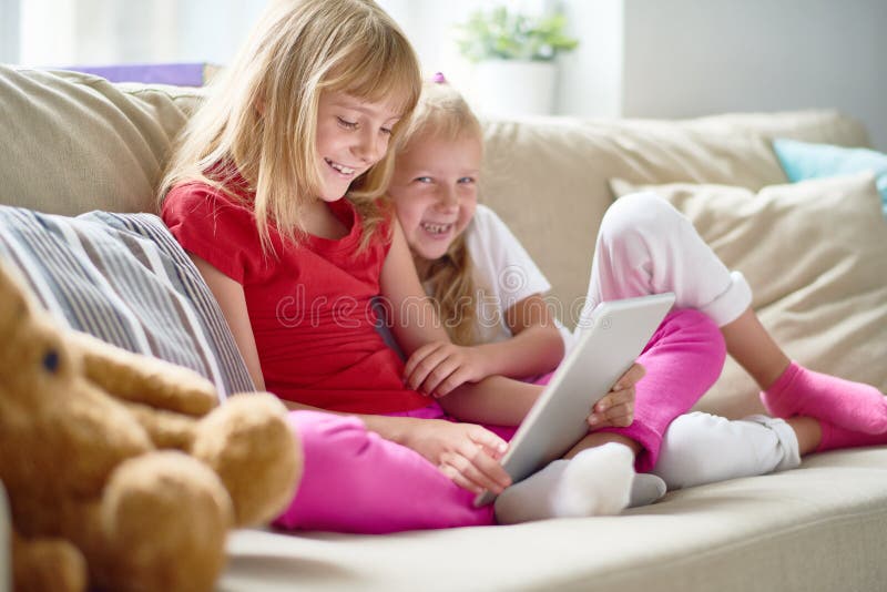 Vrolijke Kleine Zusters bij Woonkamer stock afbeeldingen Vrolijke Kleine Zusters bij Woonkamer stock afbeeldingen