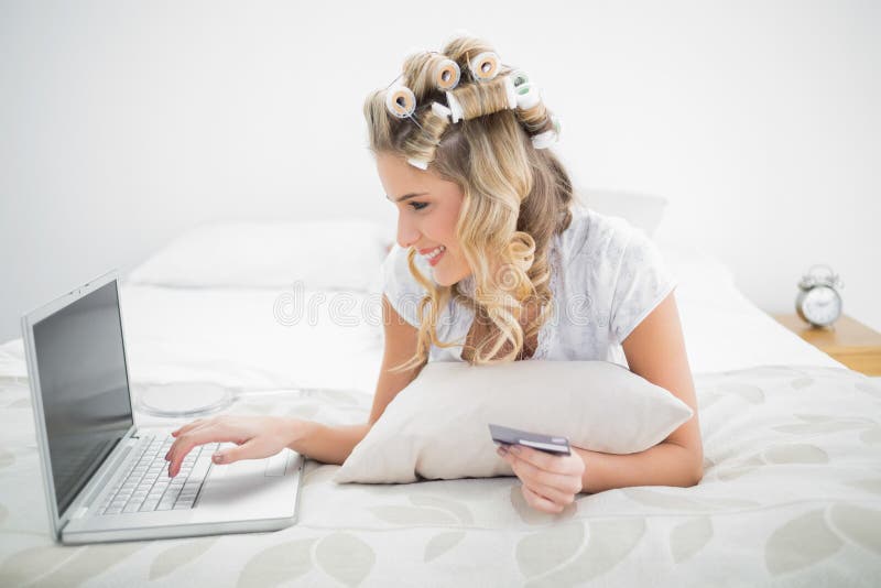Vrolijke leuke blonde het winkelen online gebruikende laptop royalty-vrije stock foto's Vrolijke leuke blonde het winkelen online gebruikende laptop royalty-vrije stock foto's