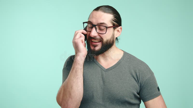 Vrolijke man die een heerlijk telefoongesprek heeft gevoerd