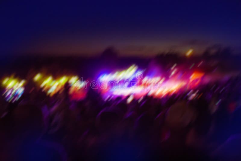 Vrolijke , niet herkenbare mensen van verschillende leeftijden die genieten van een muziekfestival in de open lucht wazig bokeh te royalty-vrije stock afbeeldingen Vrolijke , niet herkenbare mensen van verschillende leeftijden die genieten van een muziekfestival in de open lucht wazig bokeh te royalty-vrije stock afbeeldingen