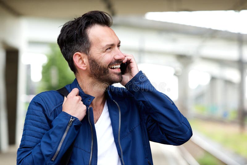 Vrolijke rijpe mens die op mobiele telefoon spreken stock foto's Vrolijke rijpe mens die op mobiele telefoon spreken stock foto's