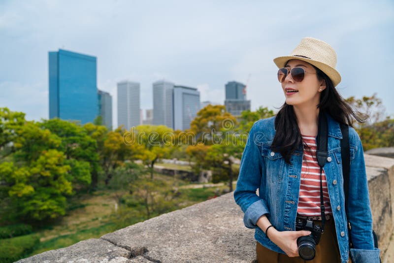 Vrolijke toerist die met zonnebril slr camera houden die de stad in Japan bezienswaardigheden bezoeken de jonge aantrekkelijke re royalty-vrije stock afbeeldingen Vrolijke toerist die met zonnebril slr camera houden die de stad in Japan bezienswaardigheden bezoeken de jonge aantrekkelijke re royalty-vrije stock afbeeldingen