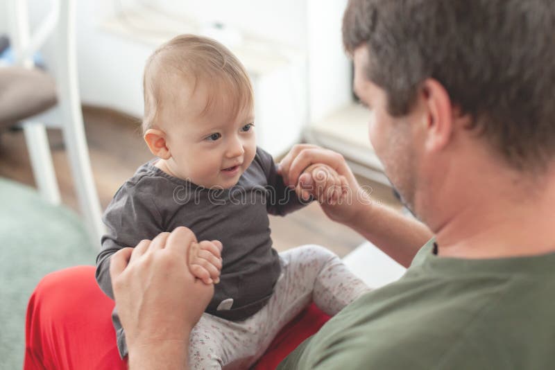 Vrolijke vader speelt thuis met zijn baby Gezin, vaderschap royalty-vrije stock foto Vrolijke vader speelt thuis met zijn baby Gezin, vaderschap royalty-vrije stock foto