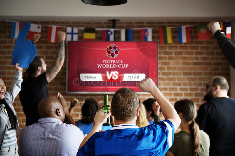 Vrolijke verdedigers die op voetbal letten bij de bar royalty-vrije stock foto Vrolijke verdedigers die op voetbal letten bij de bar royalty-vrije stock foto