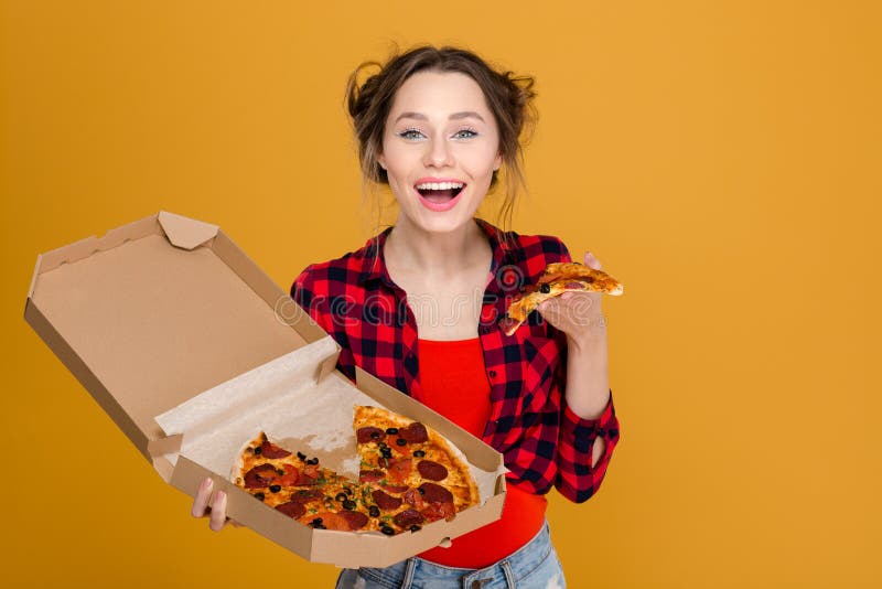 Vrolijke vrij jonge vrouw die in plaidoverhemd van pizza genieten royalty-vrije stock foto Vrolijke vrij jonge vrouw die in plaidoverhemd van pizza genieten royalty-vrije stock foto