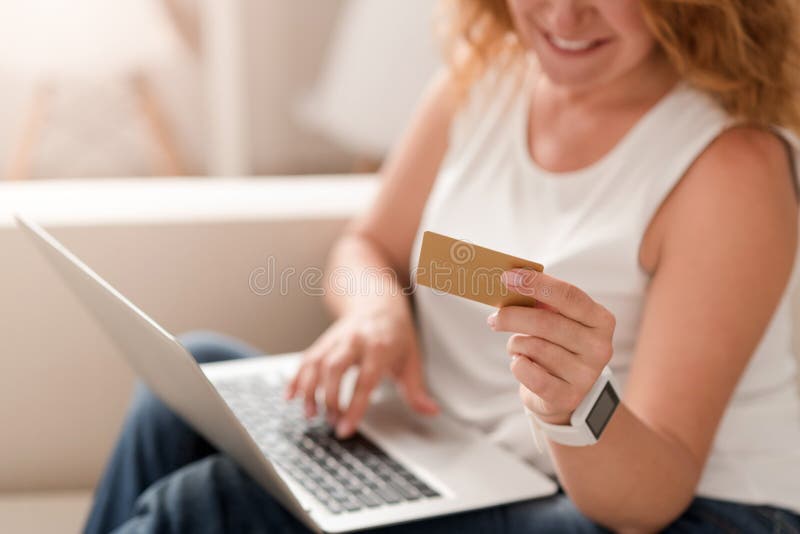 Vrolijke vrouw die laptop met behulp van royalty-vrije stock afbeeldingen Vrolijke vrouw die laptop met behulp van royalty-vrije stock afbeeldingen