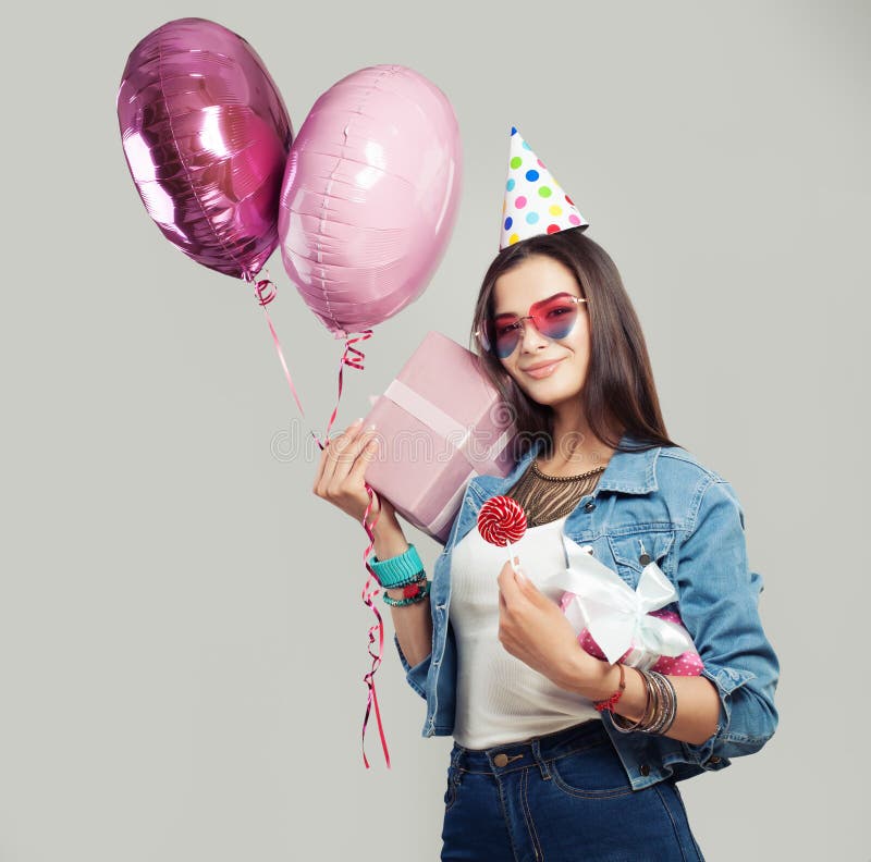 Vrolijke vrouw met giftdoos, suikergoedlolly, verjaardag GLB stock afbeeldingen Vrolijke vrouw met giftdoos, suikergoedlolly, verjaardag GLB stock afbeeldingen