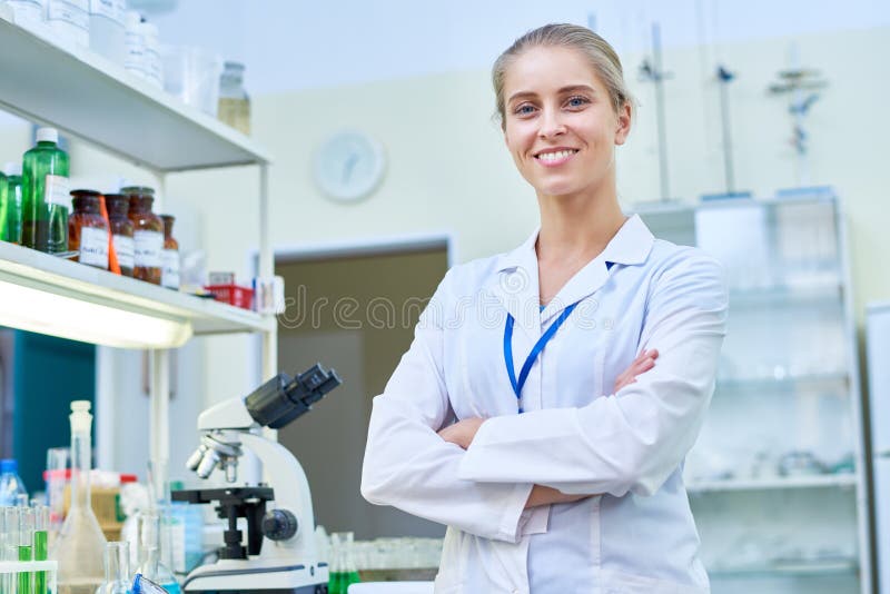 Vrolijke Vrouwelijke Wetenschapper in Laboratorium