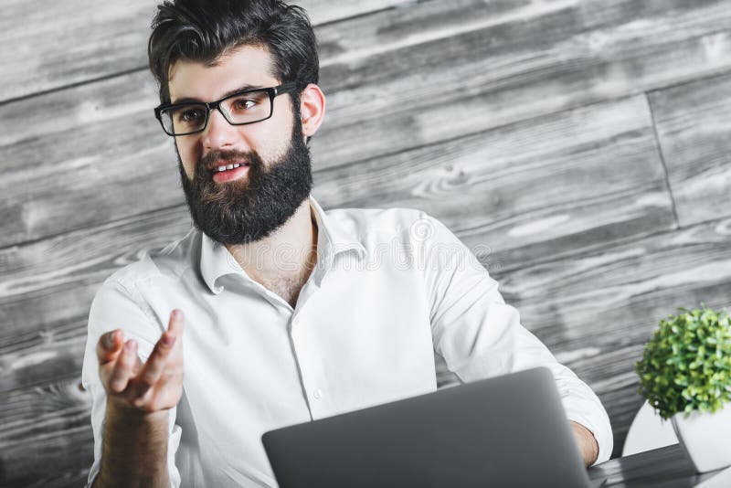 Vrolijke zakenman die laptop computer met behulp van stock foto