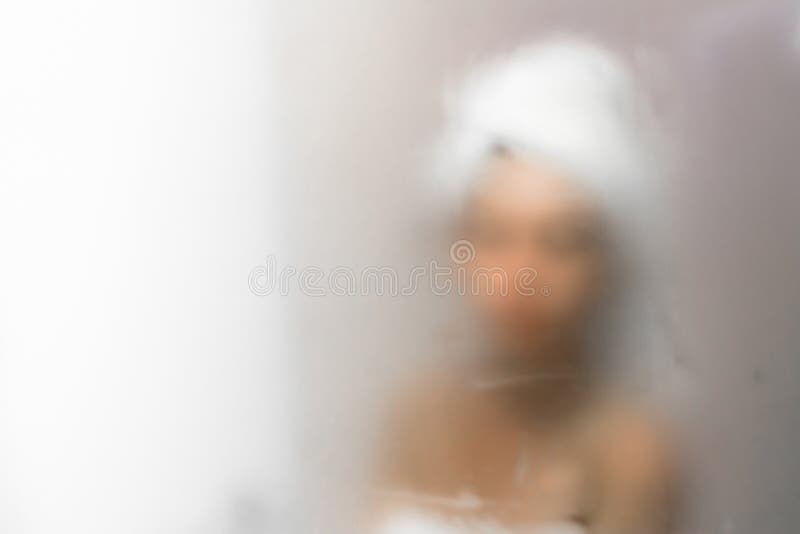 Vrouw in badkamers stock afbeelding Vrouw in badkamers stock afbeelding