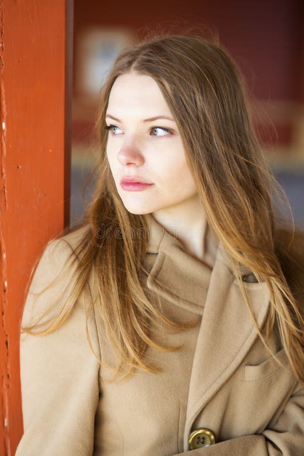 Vrouw in beige laag met droevig gezicht stock foto Vrouw in beige laag met droevig gezicht stock foto