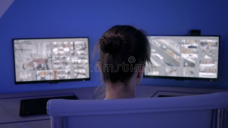 Vrouw bewaker kijkt naar moderne ccctv camera-monitoren