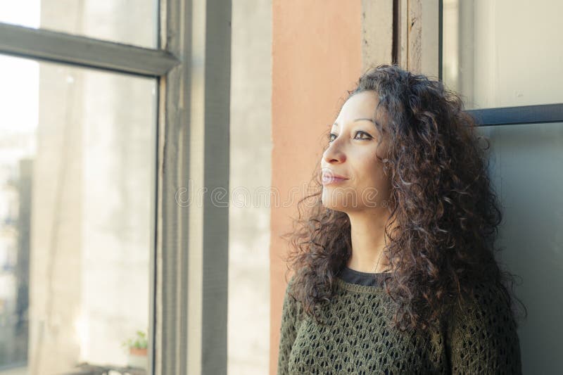 Vrouw bij het venster royalty-vrije stock fotografie Vrouw bij het venster royalty-vrije stock fotografie