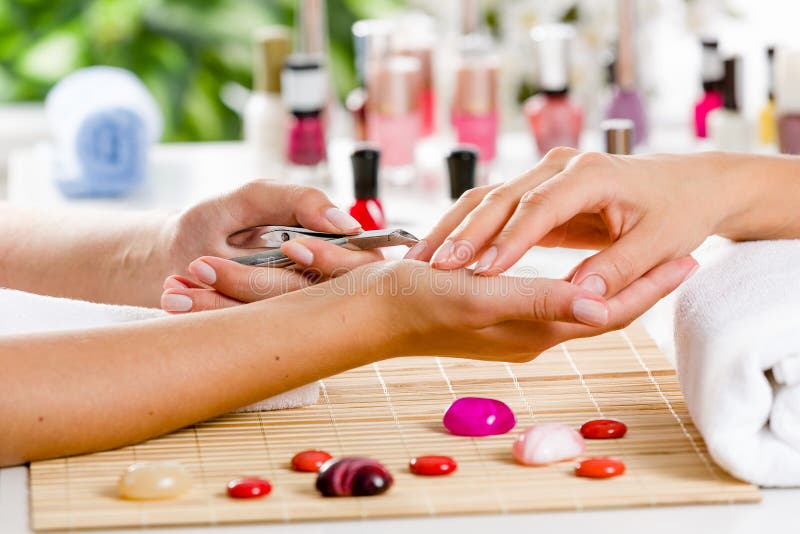 Vrouw bij schoonheidssalon stock foto Vrouw bij schoonheidssalon stock foto