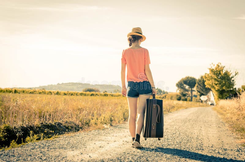 Vrouw bij vakantie op de weg stock afbeelding Vrouw bij vakantie op de weg stock afbeelding